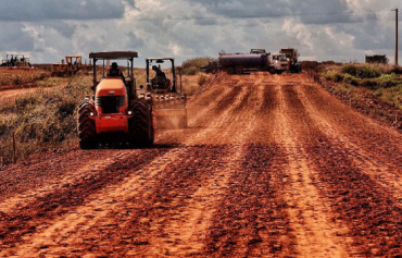 Obras de pavimenta��o da rodovia MT-130, em Santiago do Norte