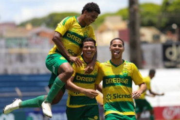 Garotada do Cuiab comemora classificao na Copinha