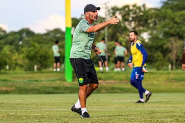 O t�cnico do Cuiab�, Ivo Vieira