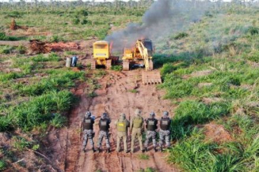 Dois dos maquinrios apreendidos sendo queimados