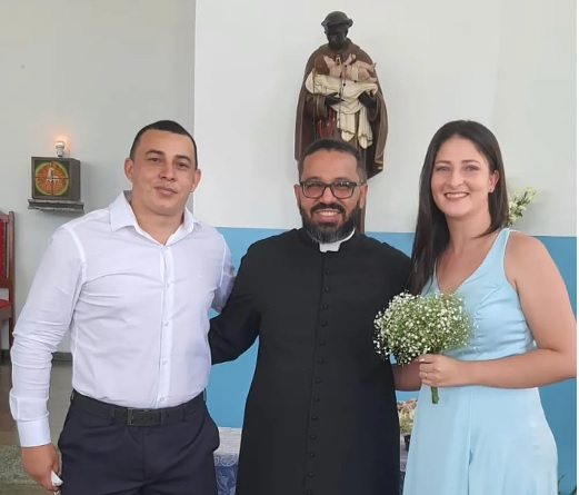 Padre celebrou casamento de policial h 11 anos  Foto: Arquivo pessoal
