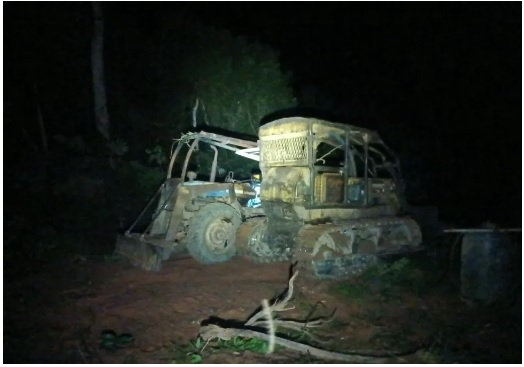 Tratores so apreendidos aps serem usados em desmate ilegal  Foto: PM/Divulgao