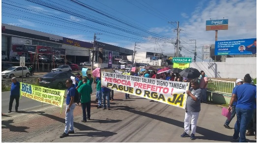 Profissionais da Sade se reuniram na Avenida da FEB para se manifestar  Foto: Divulgao