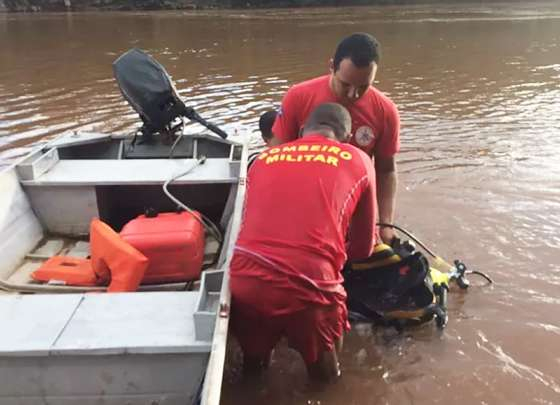 Equipes do Corpo de Bombeiros resgataram corpo de homem vtima de uma faco