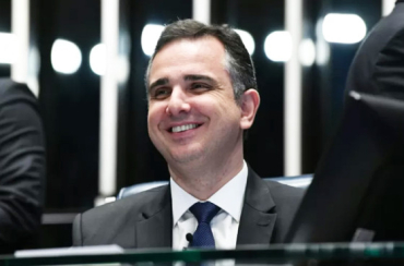 O senador Rodrigo Pacheco  reconduzido ao comando do Senado, com apoio do Governo Lula. Derrota do bolsonarismo