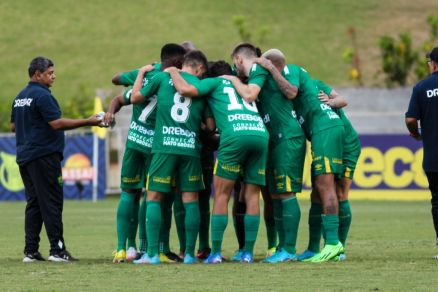 Jogadores do Cuiab reunidos antes do incio de partida