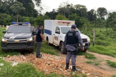 Policiais e servidores da Politec no local do crime