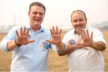 O ministro Carlos Fvaro e o prefeito Alcino Barcelos, que o chamou de 