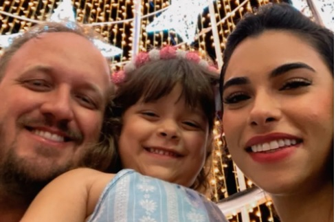 Manuella Tecchio, de 3 anos, e os pais  Foto: Arquivo pessoal