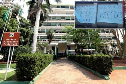 Caminhes estacionados prximo  prefeitura para ato de protesto