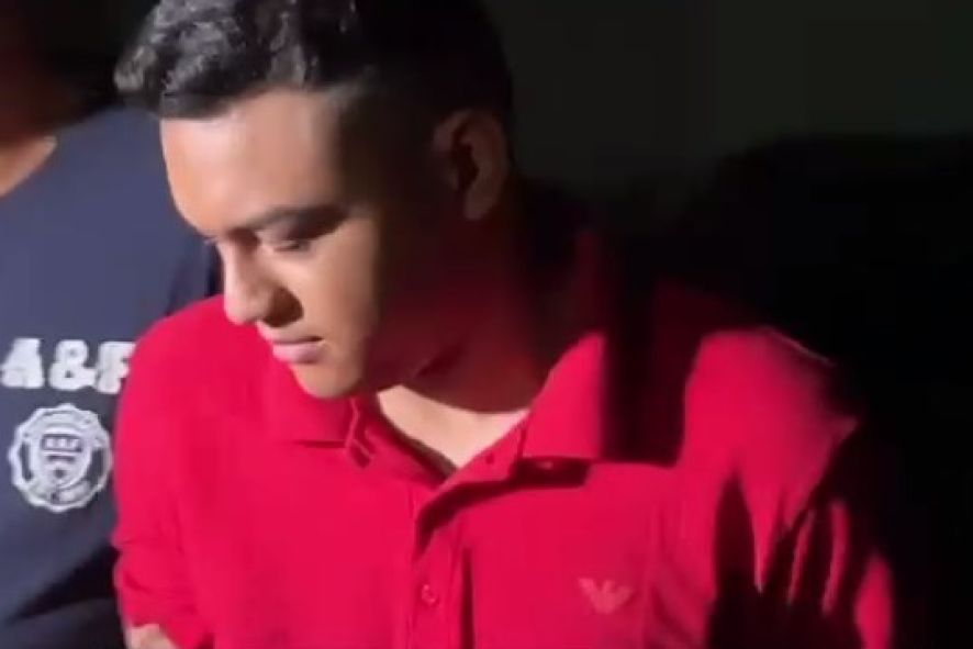 O momento em que Antnio Aluzio chega  cela da Polinter