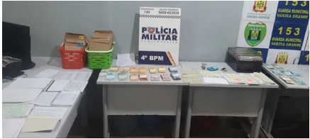 Dupla de suspeitos so presos e adolescente apreendida com R$ 12 mil  Foto: PM