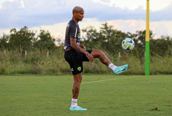 Deyvesson durante treino do Cuiab.