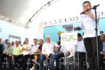 O governador Mauro Mendes discursa durante visita de Lula a Mato Grosso