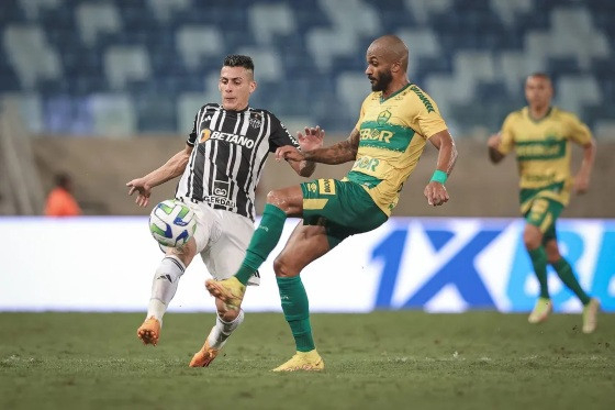 Lance da partida entre Cuiab e Atltico-MG