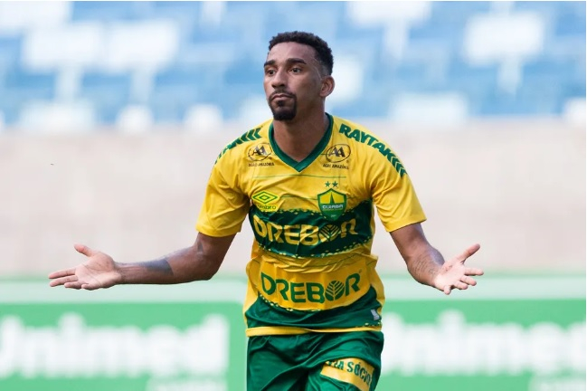 Mateusinho, lateral-direito do Cuiab  Foto: Agif