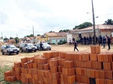 Policiais usaram balas de efeito moral e gs lacrimognio. 