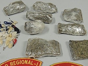 Pores de maconha foram encontradas no local.