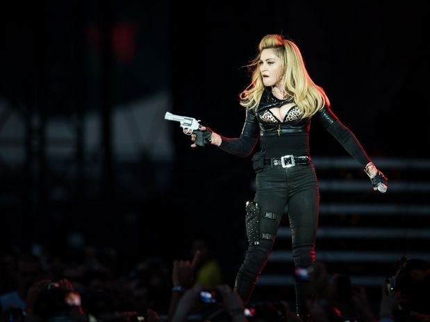 Cantora de 53 anos durante apresentao realizada no parque londrino Hyde Park