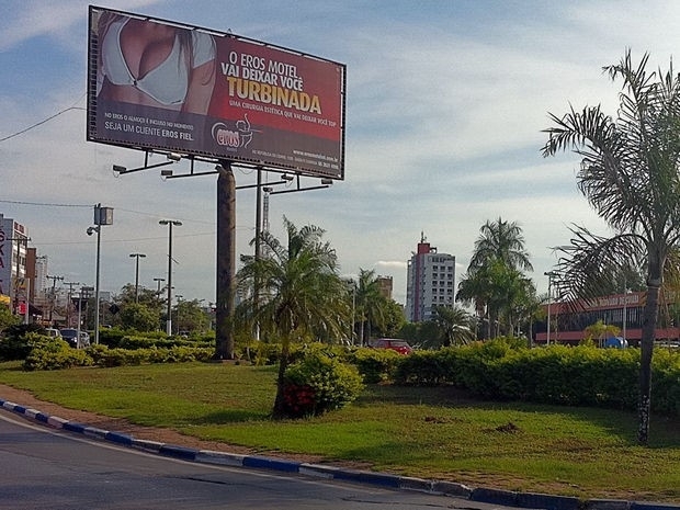 Vrios outdoors sobre a promoo foram instalados nas ruas de Cuiab.
