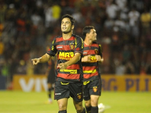 Henrique, ex-So Paulo, marcou o primeiro do Sport na Ilha do Retiro