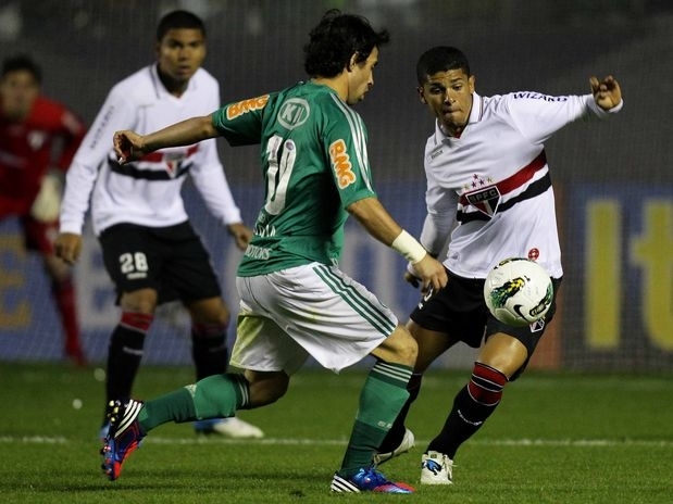 Valdivia desperdi�ou um p�nalti, mas o Palmeiras conseguiu empatar o cl�ssico deste domingo