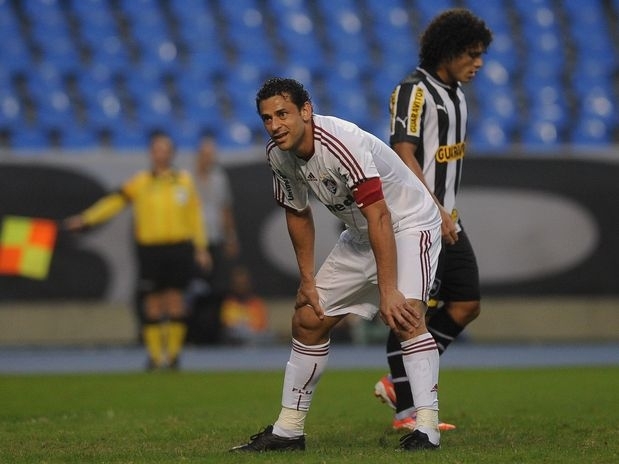 Fred demonstra cansao no final da partida no Rio de Janeiro. Jogador atuou ao lado do jovem e tambm centroavante Samue