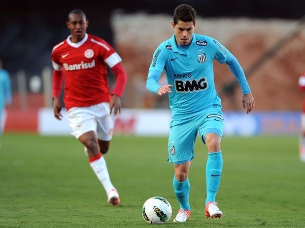 Miralles estreou pelo Santos diante do Internacional no Beira-Rio