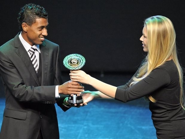 Hernane comemora o primeiro gol do Flamengo diante do Bahia