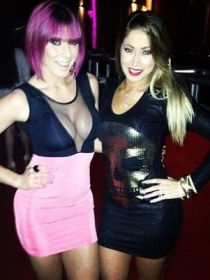 Carol Narizinho e Tha�s Bianca curtiram juntas o evento em Passos (MG) 