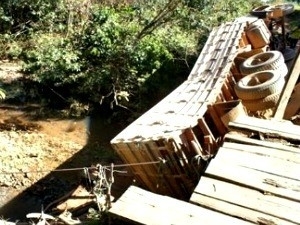 Ponte quebrou e o caminho despencou.