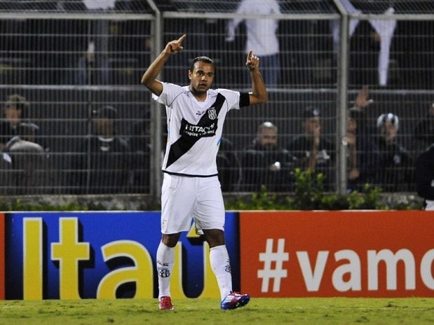 Roger foi o destaque da partida ao fazer trs gols no Coritiba