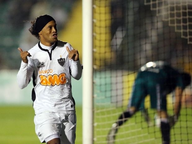 Ronaldinho abriu o marcador e comandou a importante vitria do Atltico-MG fora de casa