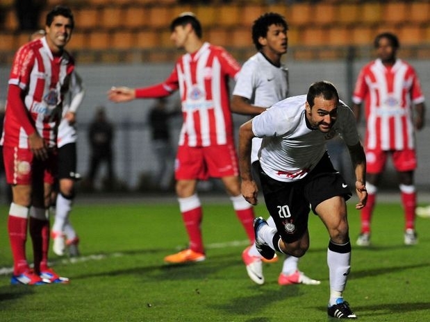 Danilo marca dois e Corinthians vence Nutico de virada