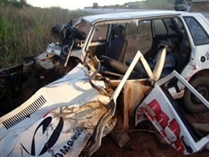 Veculo ficou destruido com o impacto do acidente