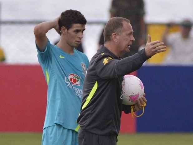 O meia Oscar treina com o grupo da Seleo Brasileira que vai aos Jogos Olmpicos