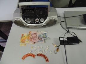 Droga estava em poder de um jovem de 18 anos que fazia a venda em uma quitinet do bairro Pedra 90