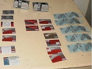 Dinheiro e vrios cartes foram encontrados com os suspeitos