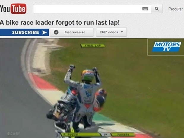 Motociclista  ultrapassado enquanto comemora cedo demais