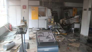 Caixas eletrnicos foram arrombados na manh deste sbado (7)