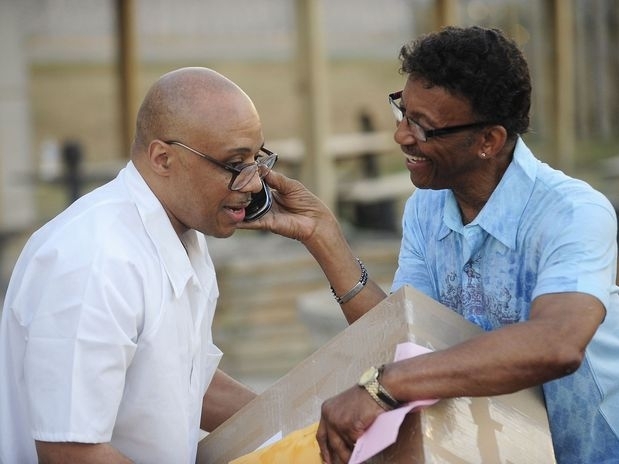 Ajudado pelo pai, Andre Davis fala com a me aps deixar a priso