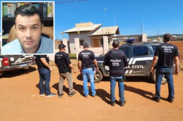 Policiais em frente  casa do Algo, que agora est foragido da Justia