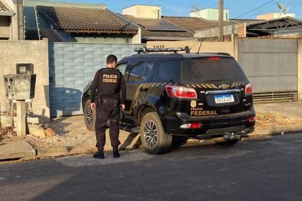 Investigador da Polcia Federal na casa de um dos alvos