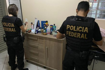 Policiais federais na residncia da funcionria algo da operao