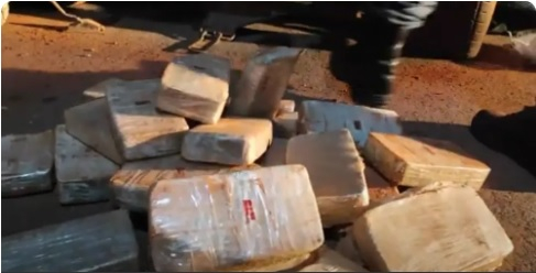 Droga estava escondida em um compartimento secreto de um dos veculos  Foto: Gefron