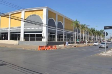 A fachada do Shopping Popular, em Cuiab�