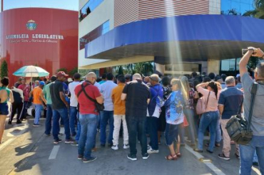 Diversas pessoas lotam a frente da Assembleia Legislativa, que vota a Lei da Pesca nesta quarta