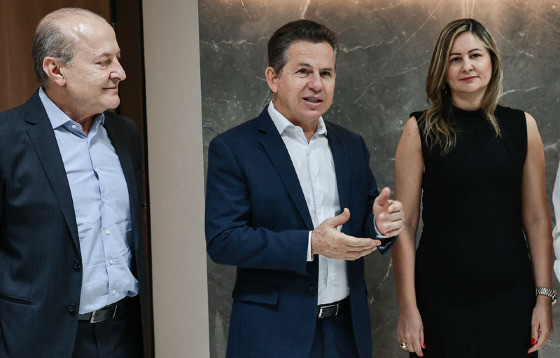O governador Mauro Mendes, com o vice Otaviano Pivetta e a interventora Danielle Carmona, no anncio das obras, no Palcio Paiagus
