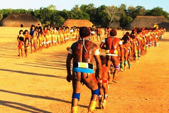 Povos indgenas da Regio do Alto Xingu, no Norte de MT: uma das maiores populaes do Estado, no bioma amaznico