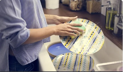 Mulheres trabalham em mdia 14,9% a mais do que homens em servios domsticos em MT, aponta IBGE  Foto: Divulgao